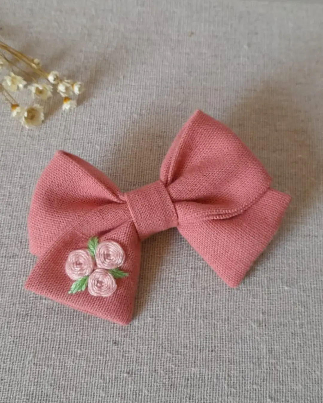 Laço de Linho Cruzado com Bordado