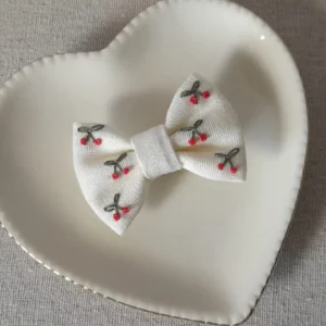 Laço mini de Linho com Cereja