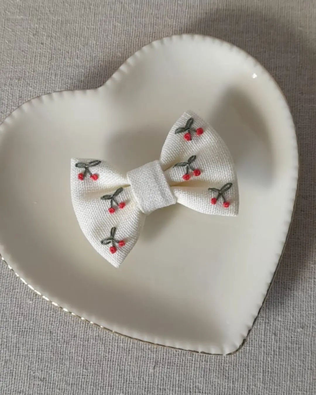 Laço mini de Linho com Cereja